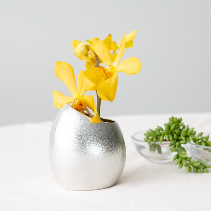 純錫蠶繭花器(小) |能作 - 繭（小）