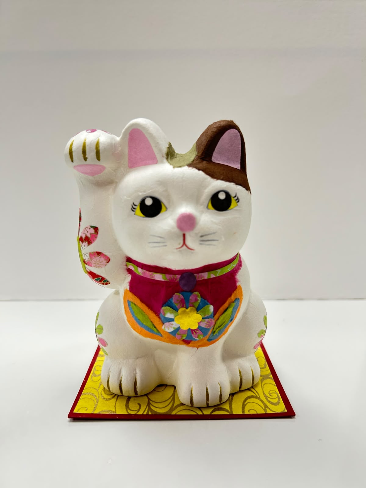 美濃和紙手貼陶瓷人形招財貓 (花)| Mino Washi Paper Hand-Covered Ceramic Maneki Neko (Flower)