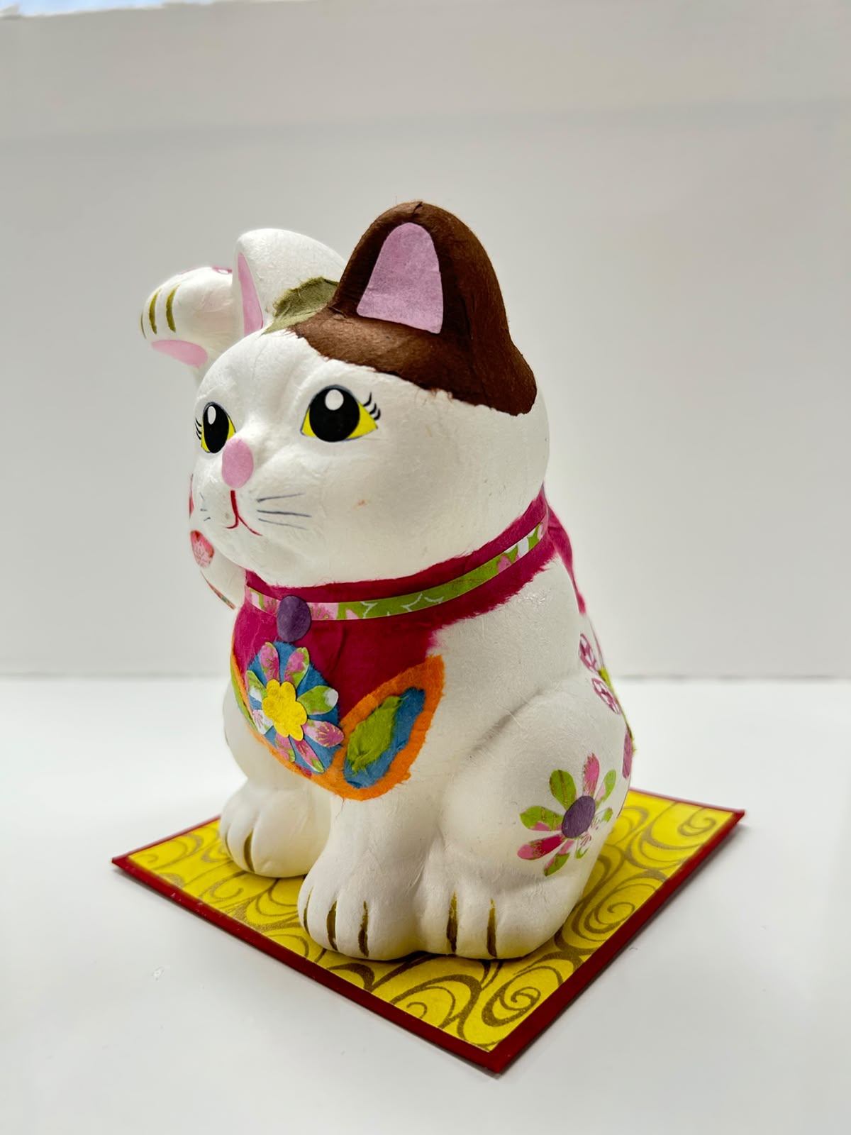 美濃和紙手貼陶瓷人形招財貓 (花)| Mino Washi Paper Hand-Covered Ceramic Maneki Neko (Flower)