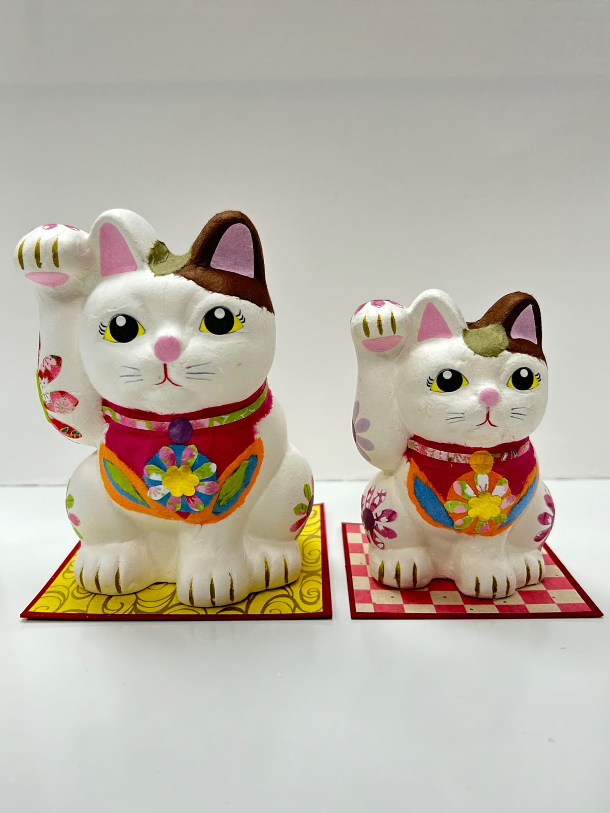美濃和紙手貼陶瓷人形招財貓 (花)| Mino Washi Paper Hand-Covered Ceramic Maneki Neko (Flower)