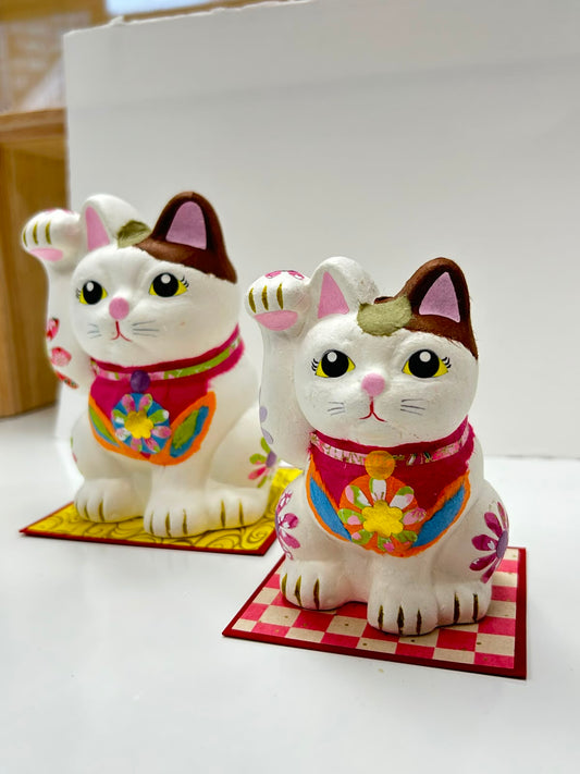美濃和紙手貼陶瓷人形招財貓 (花)| Mino Washi Paper Hand-Covered Ceramic Maneki Neko (Flower)