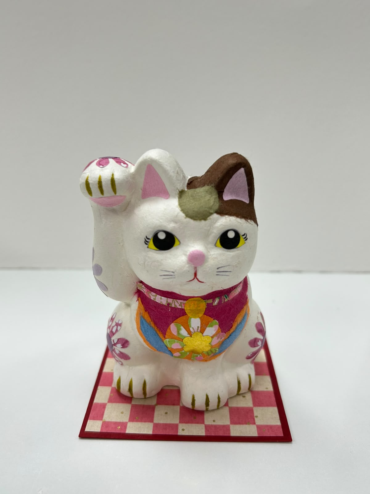 美濃和紙手貼陶瓷人形招財貓 (花)| Mino Washi Paper Hand-Covered Ceramic Maneki Neko (Flower)