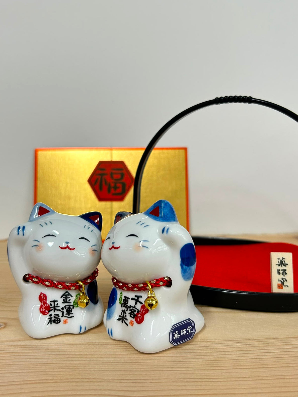 作舍 西木染招財貓 (附鈴鐺 和小籃子)  | Craftman House Nishiki-dyed Hitomimaki Okane Maneki Neko (with bell & Small hand basket)